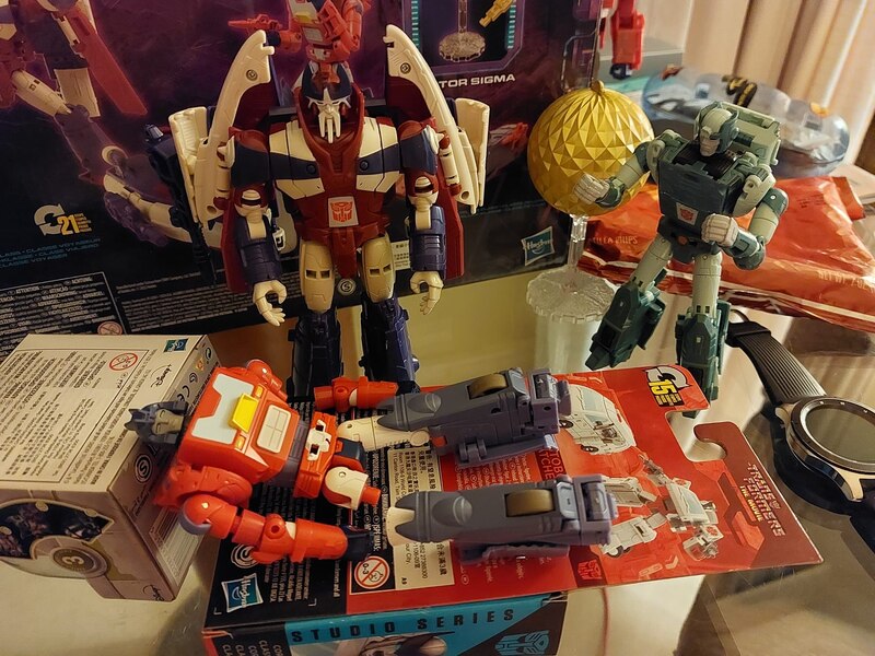 Transformers A Hero Is Born Alpha Trion And Orion Pax In Hand Image  (6 of 10)